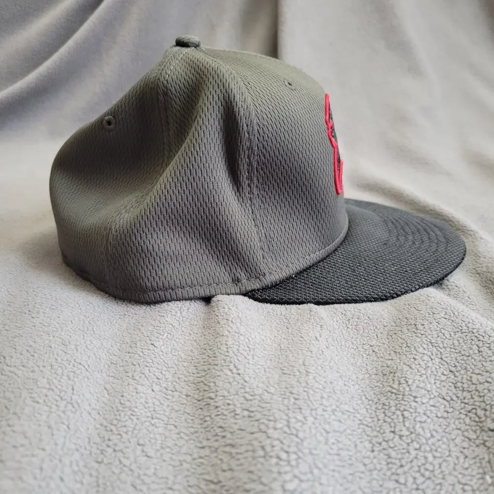 TAMPA BAY BUCCANEERS Hat Cap Fitted Gun Metal Gray Embroidered Logo Red NFL - Picture 4 of 8